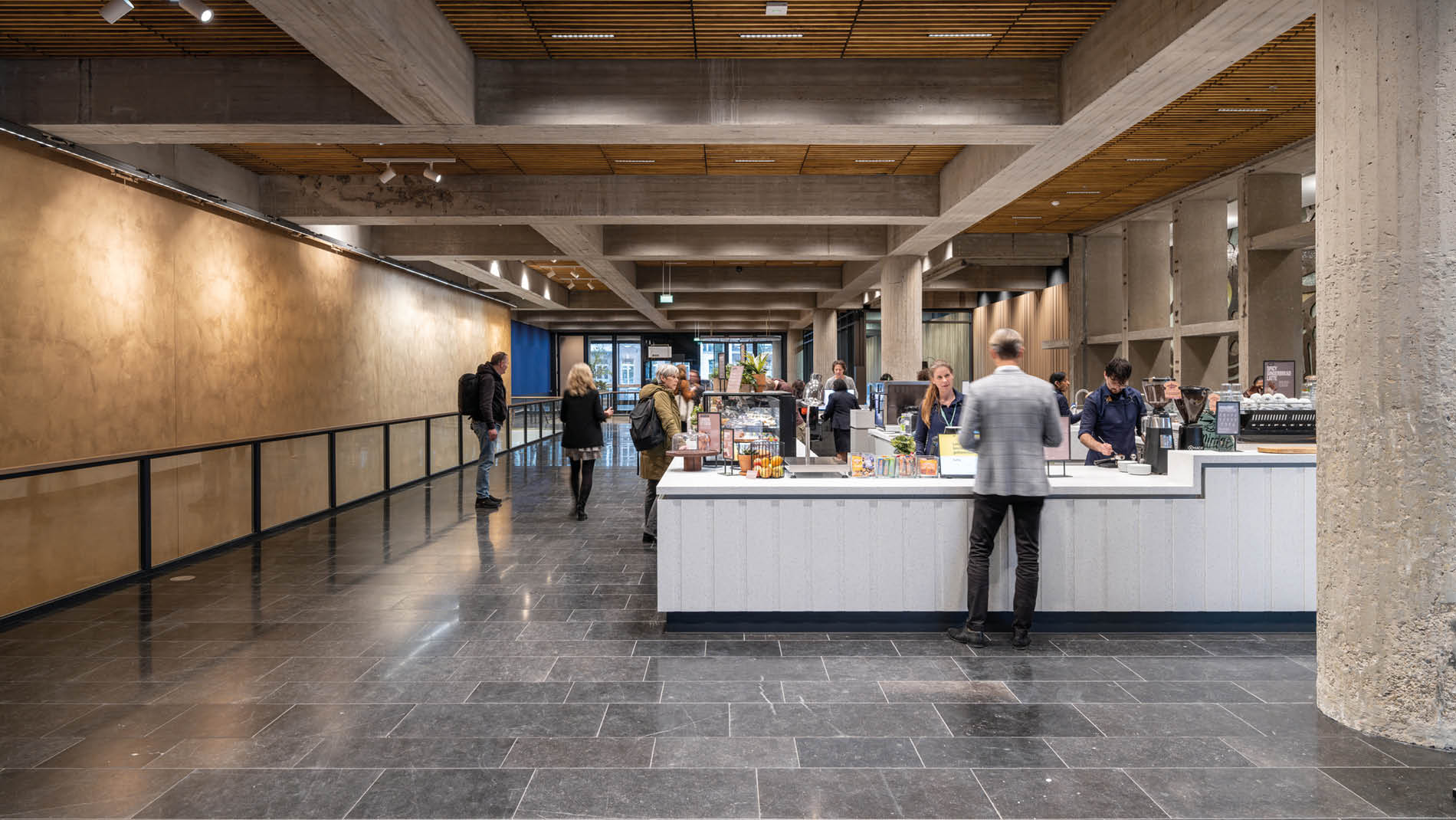 DNB hoofdkantoor kantine met personen
